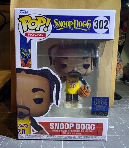 Funko POP! outlets 5K Snoop Doog Yellow Jersey