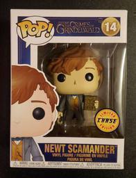 14 Newt Scamander with Book (Chase)